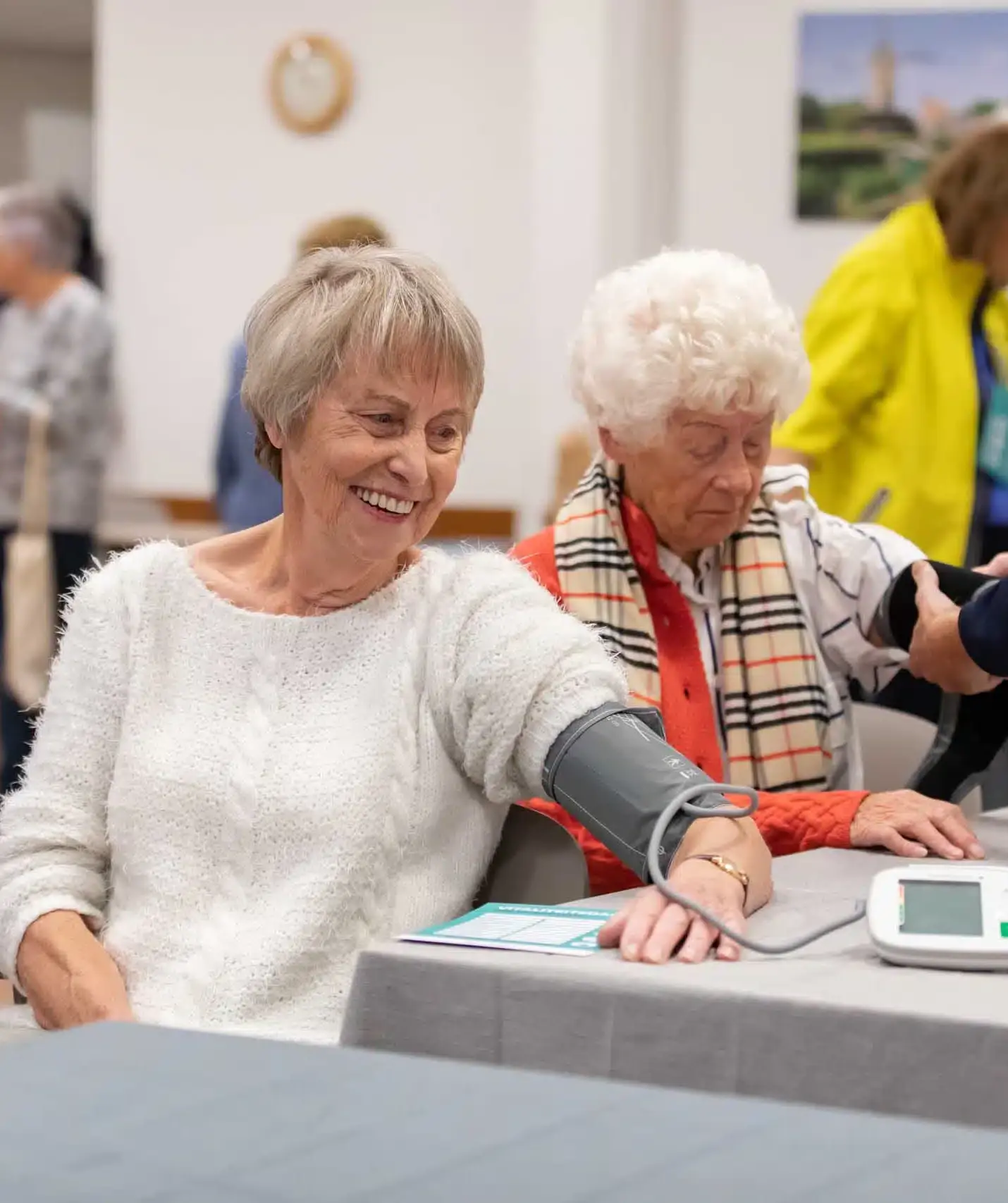 Bezoekster van de vitaliteitsdag die haar bloeddruk laat meten om meer inzicht te krijgen in haar gezondheid