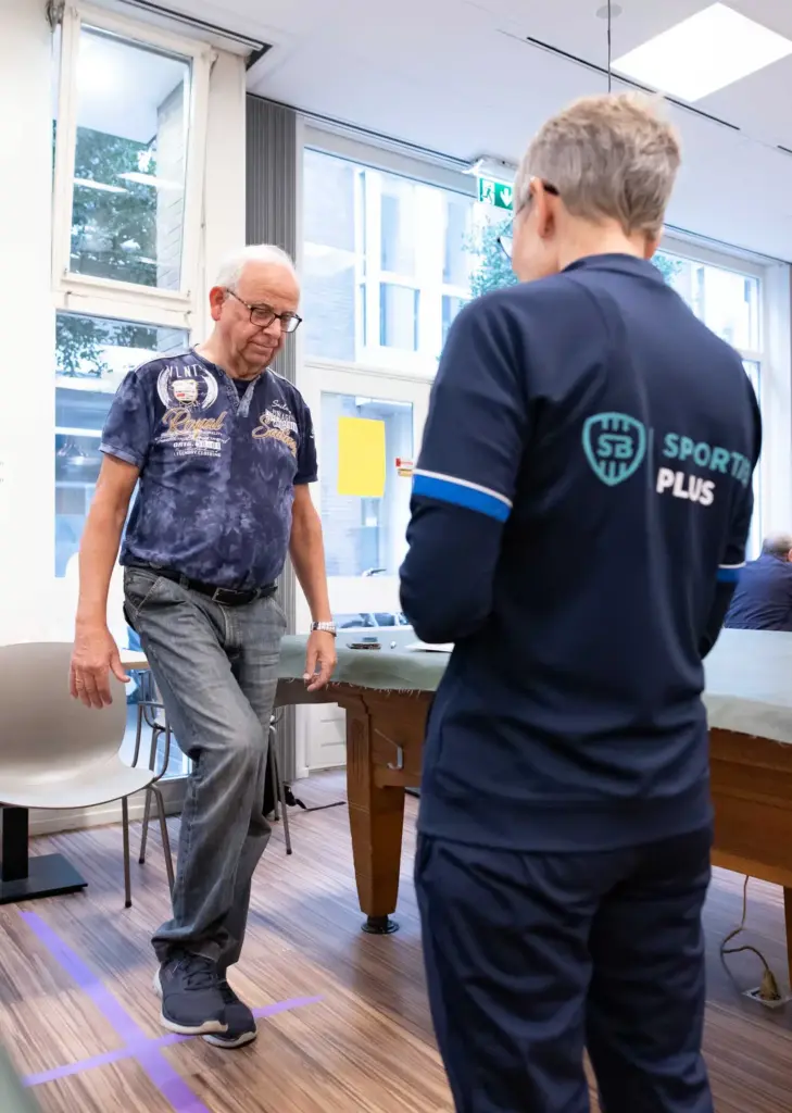 Senior die oefeningen doet