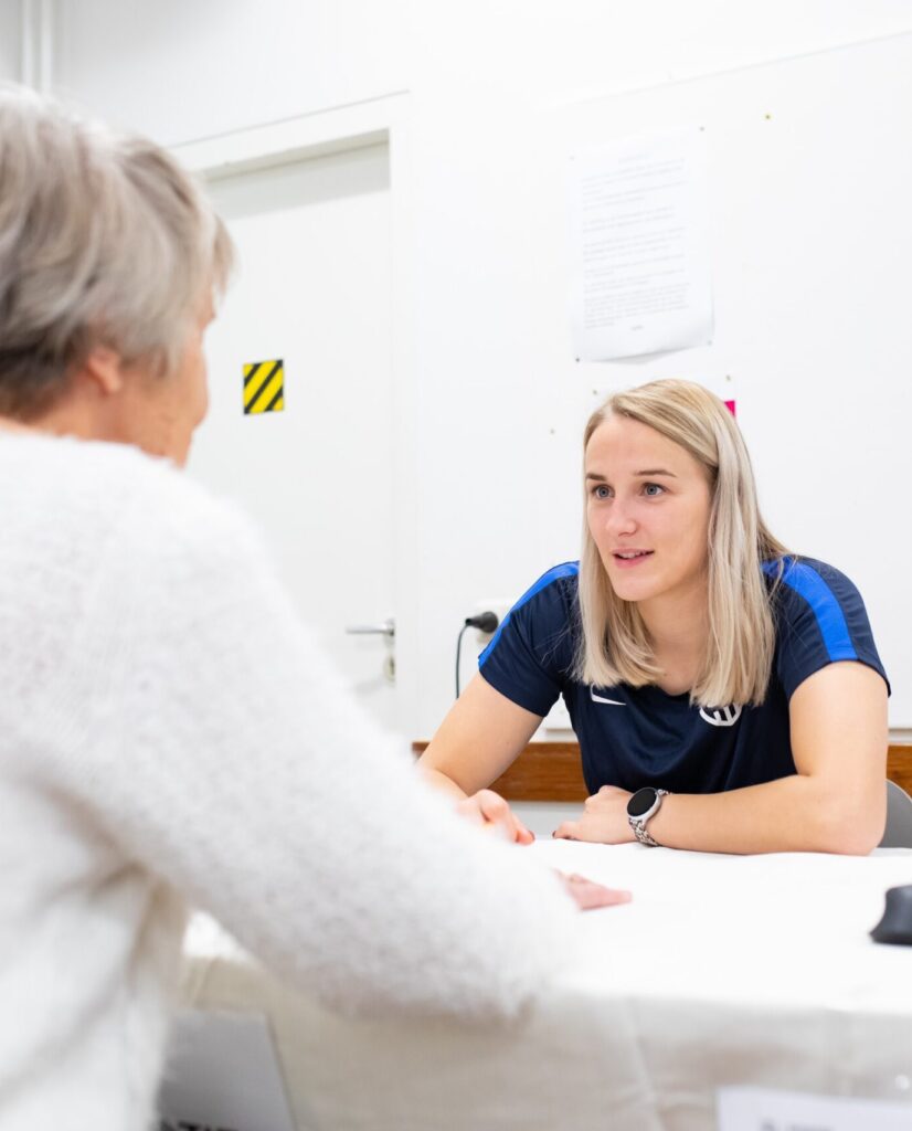 Beweegmakelaar in gesprek met een dame