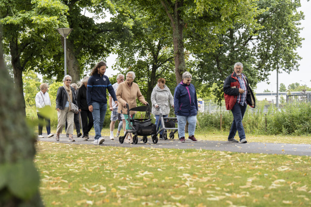 Wandelgroepje door de natuur