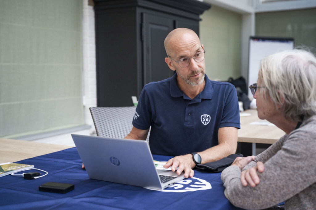 Vitaliteitscoach in gesprek met dame