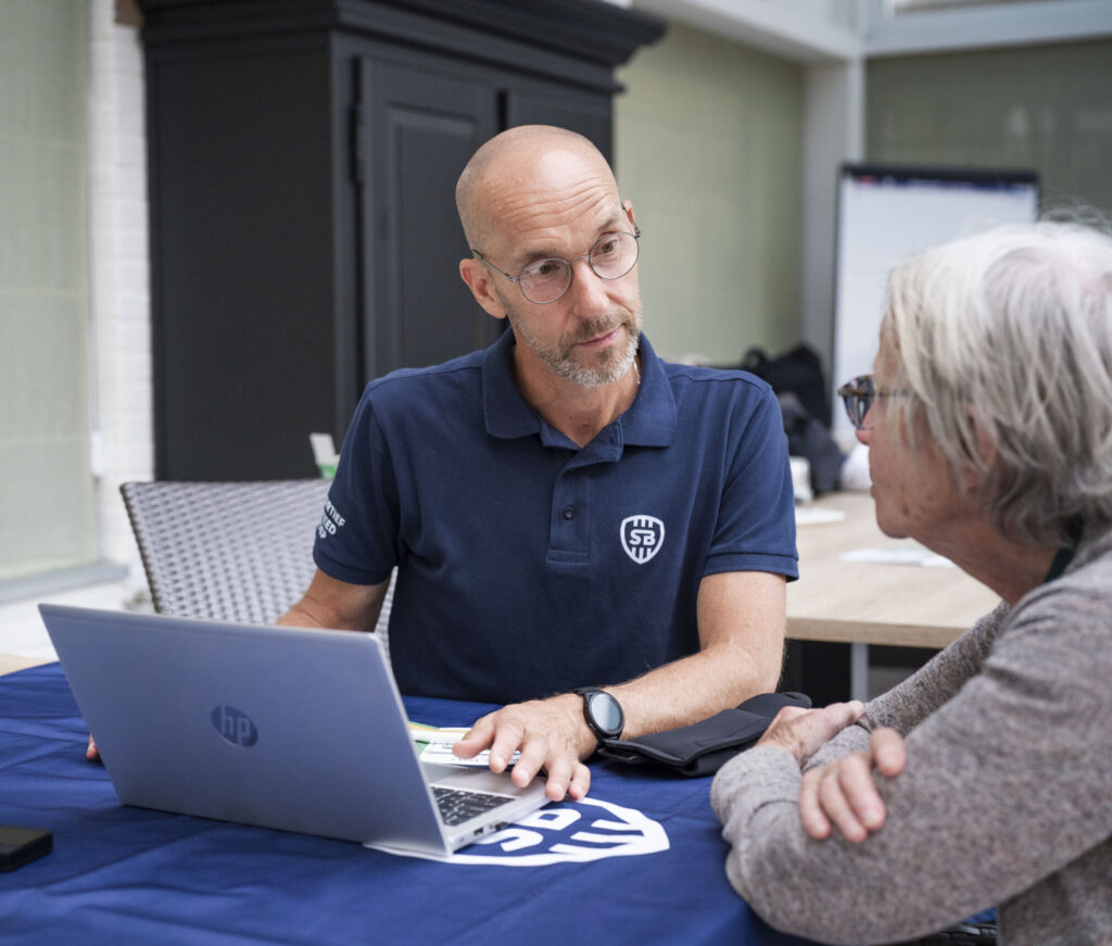 Vitaliteitscoach in gesprek met dame
