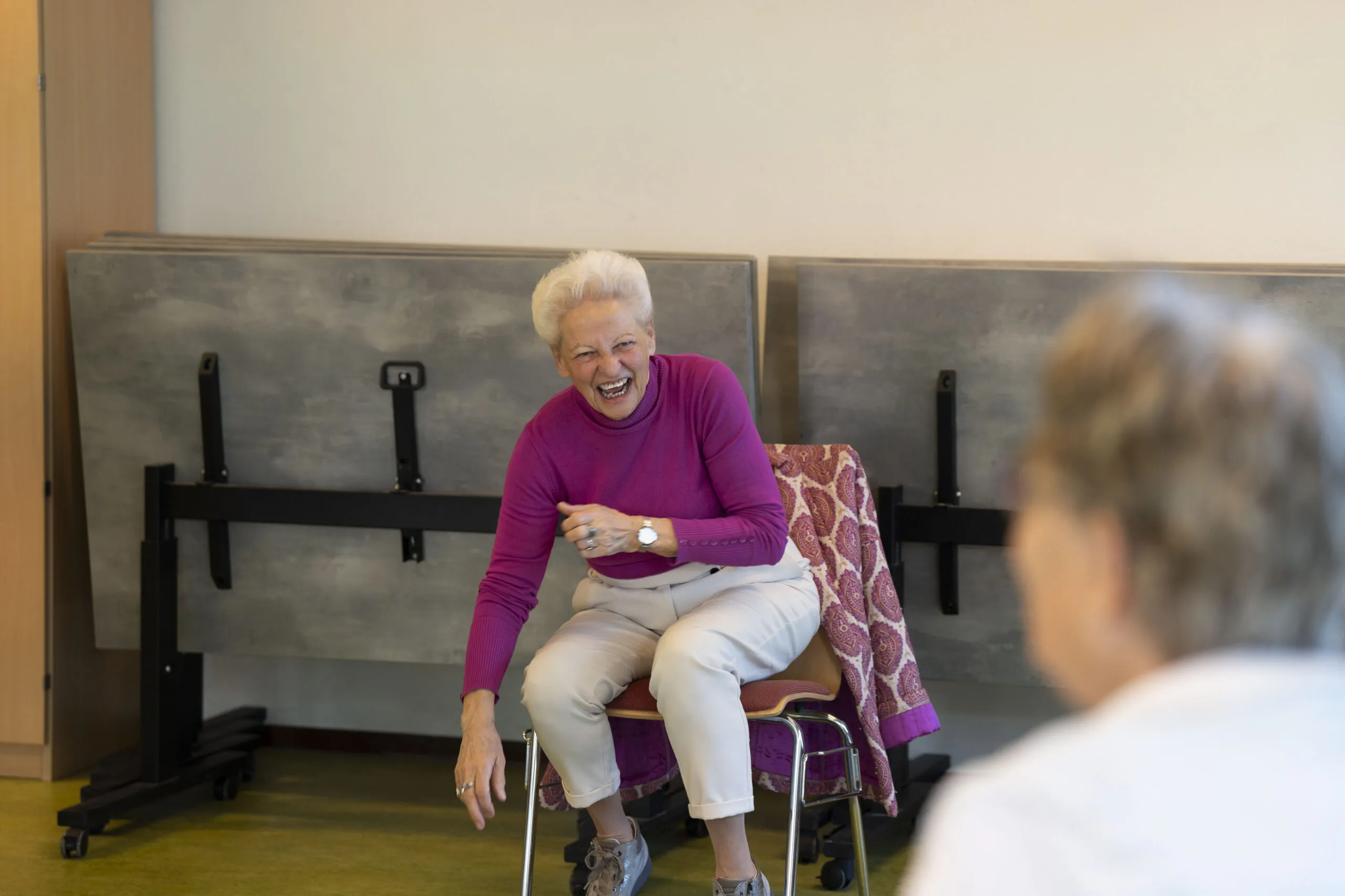 Lachende dame die meedoet met een valpreventieles