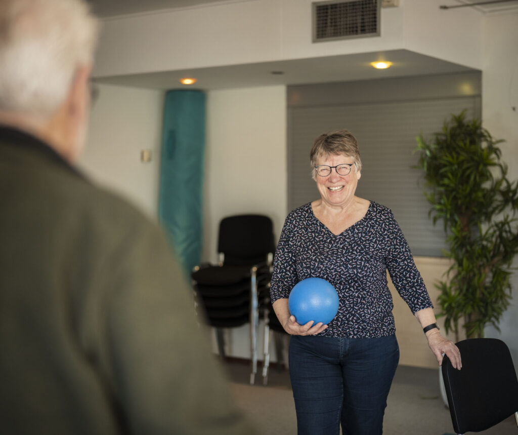 Lachende dame met bal in haar hand