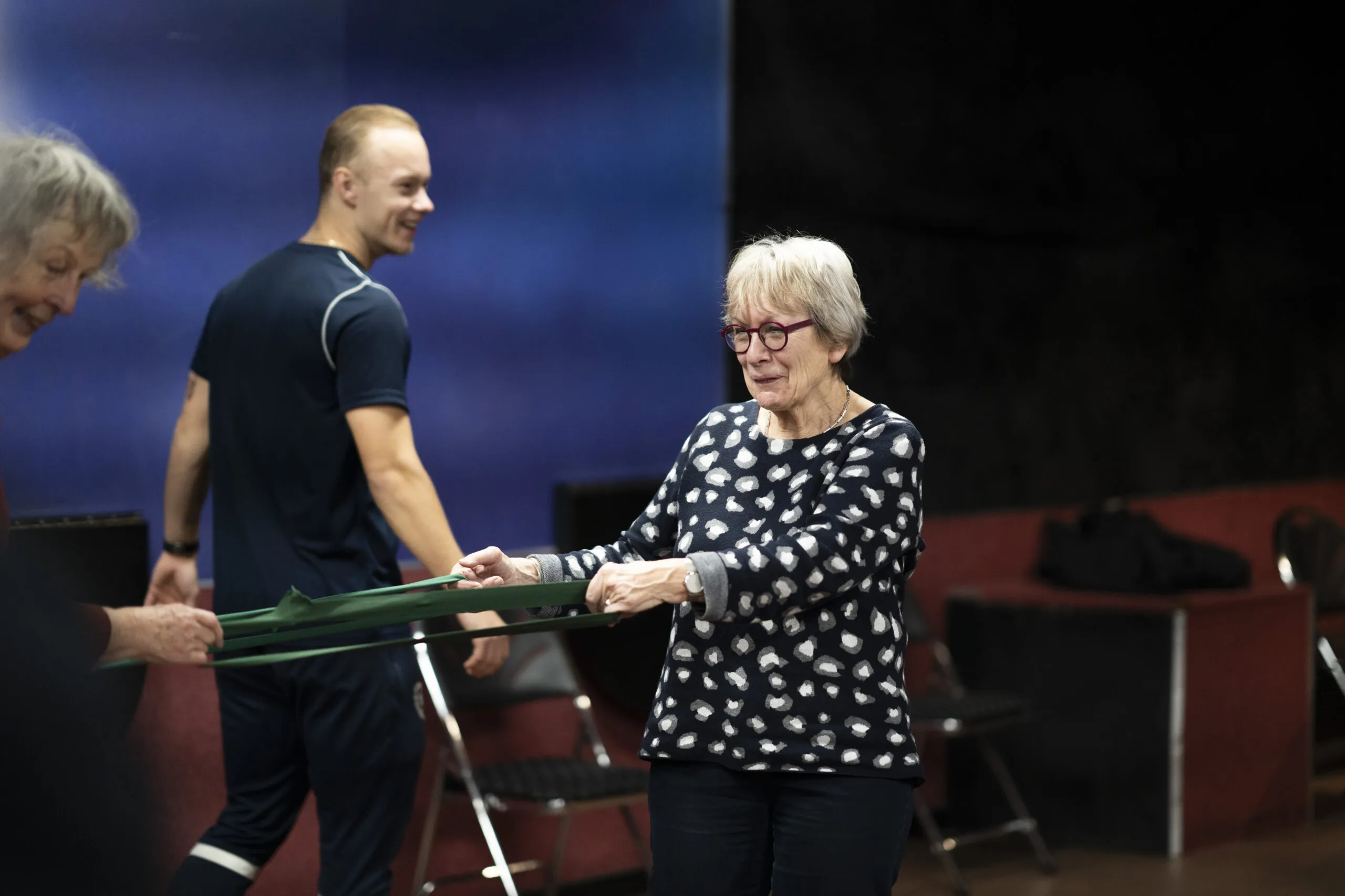 Dame die meedoet aan een valpreventieles