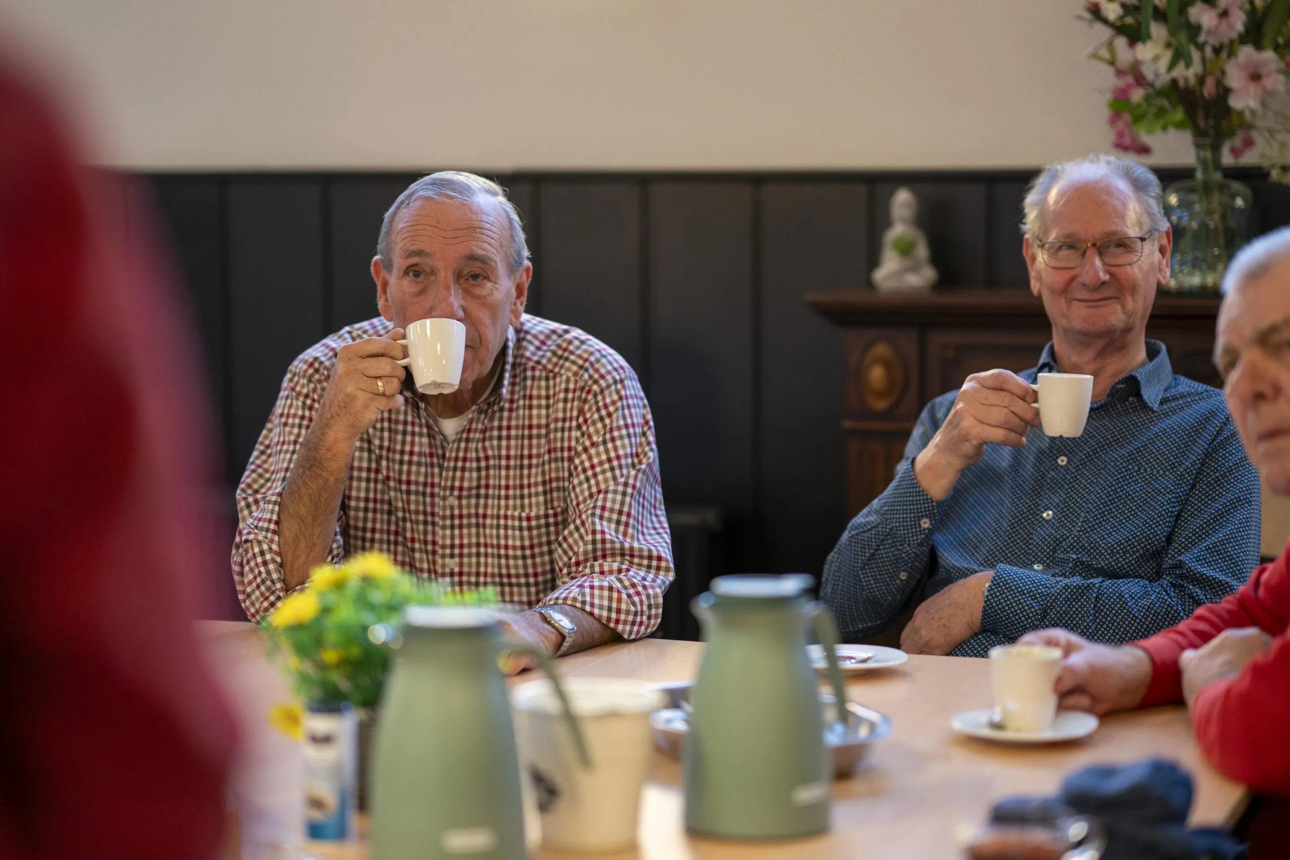 Mannen die een kopje koffie drinken en nakletsen over de valpreventieles in Vlaardingen
