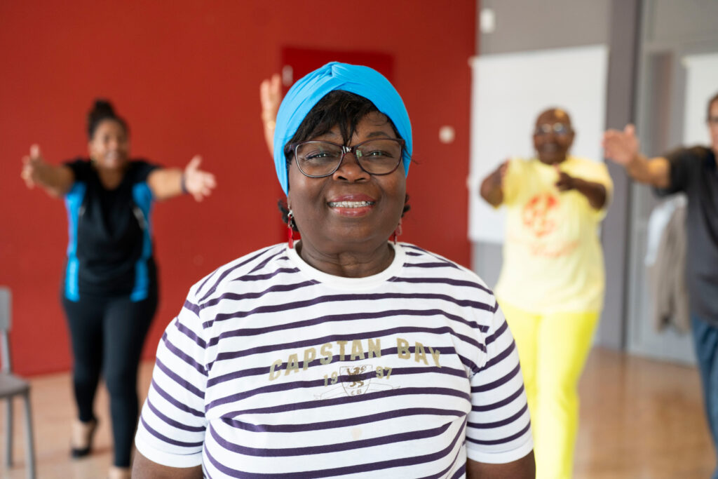 Dame die meedoet met een valpreventieles in Den Haag