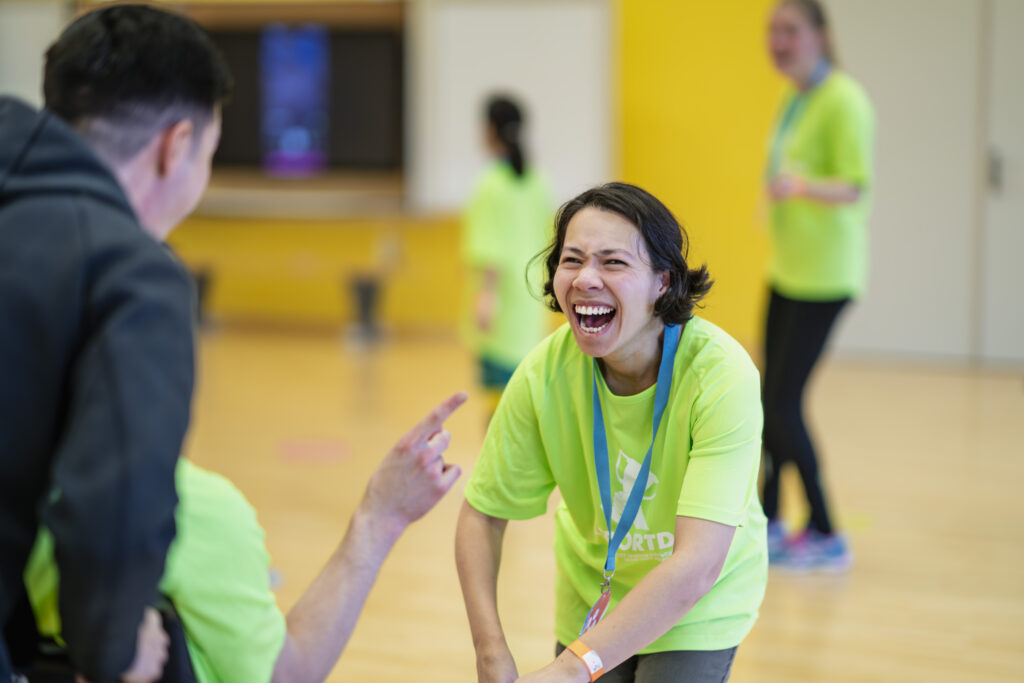 Iemand met een lichtverstandelijke beperking die meedoet met een sportlesje