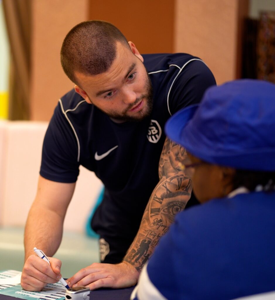 De Beweegmakelaar die iets uitlegt aan iemand