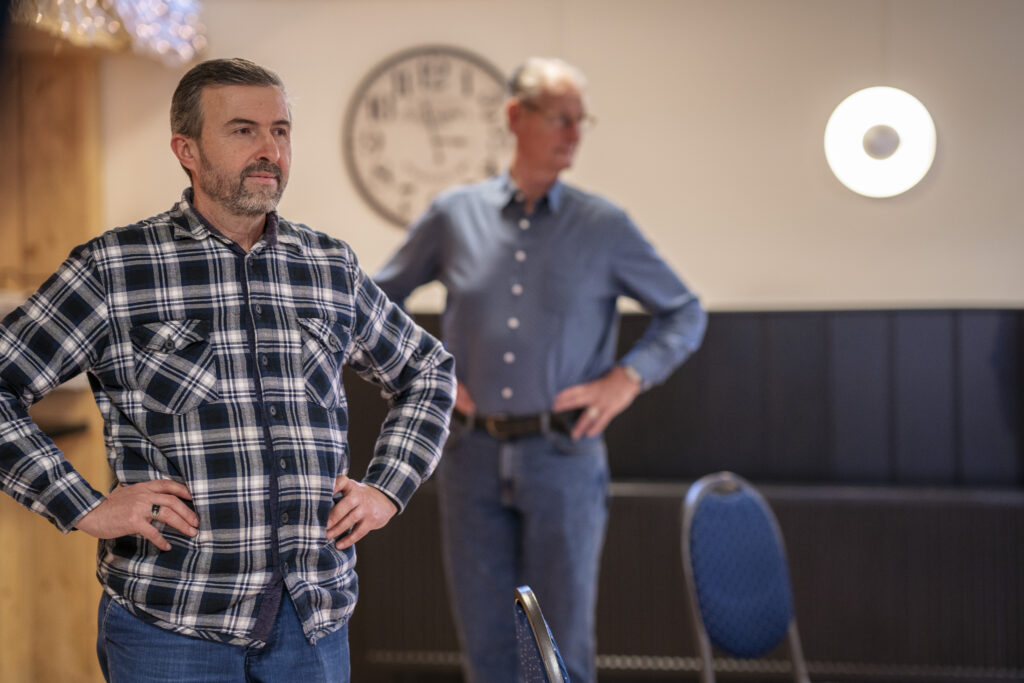 Twee heren die meedoen met een valpreventieles