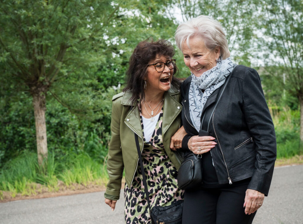 Twee oudere dames die zelfverzekerd op pad kunnen