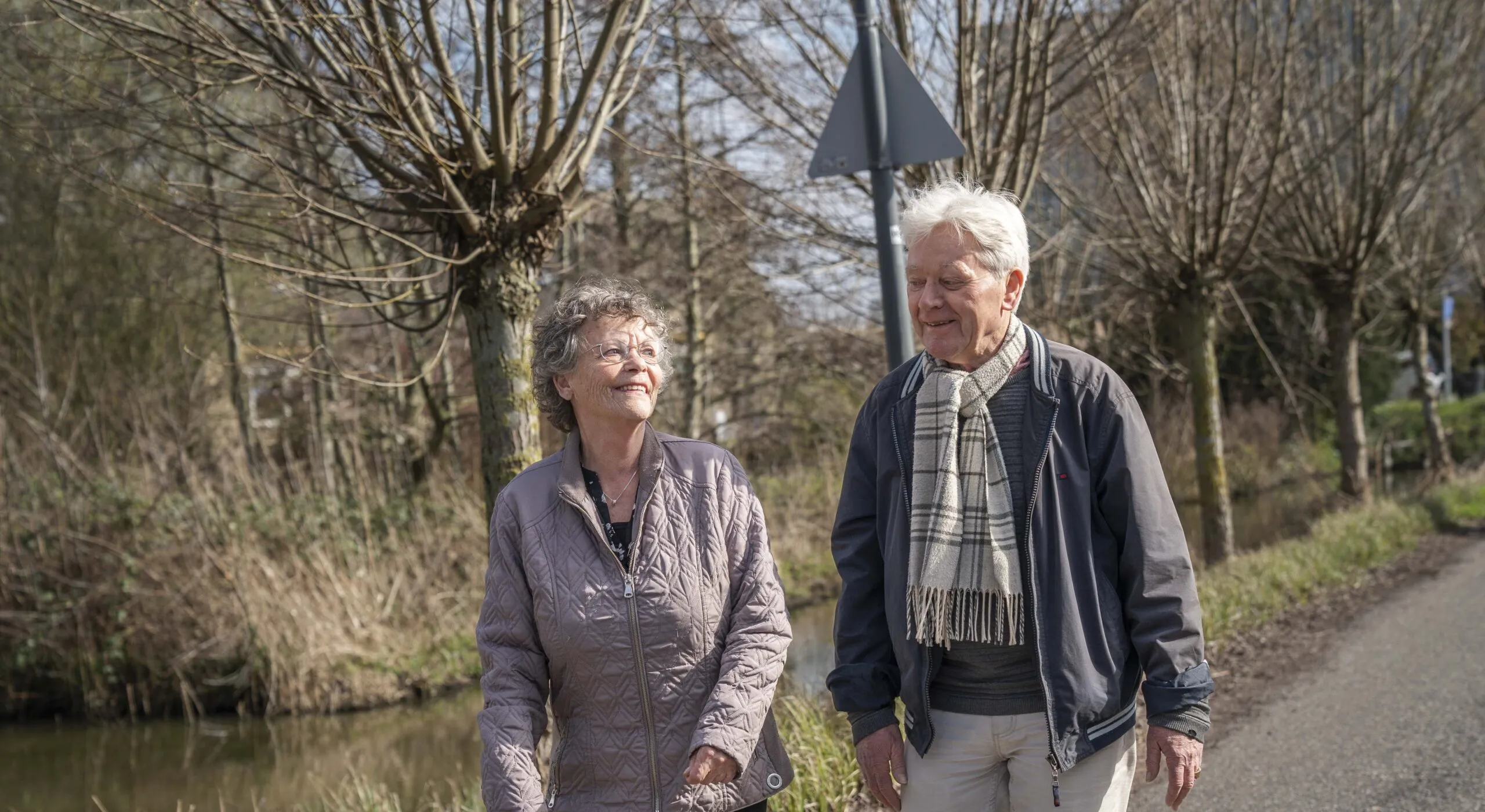 Twee oudere mensen die aan het wandelen zijn